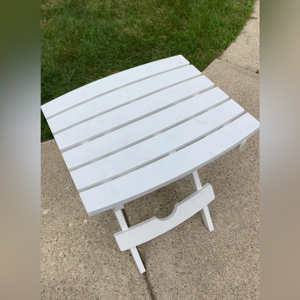 Plastic patio folding table